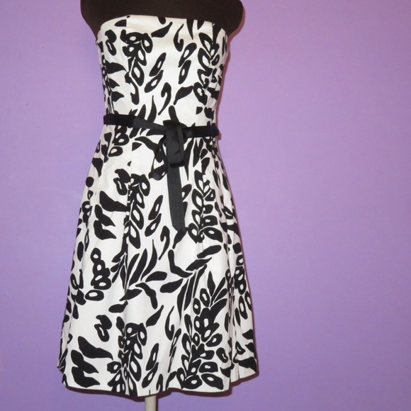 ✨ White House Black Market ✨ strapless dress - Picture 1 of 8